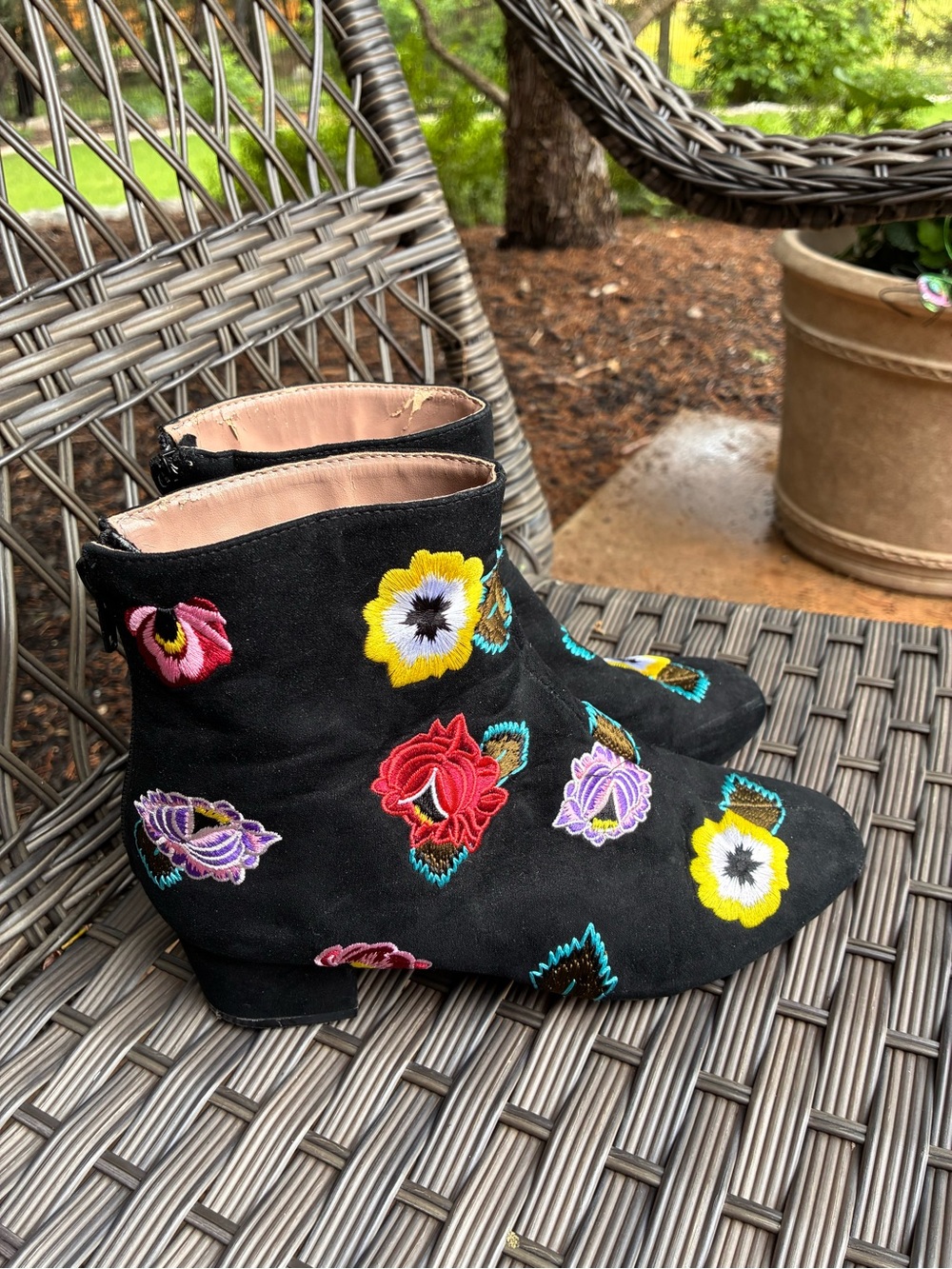 Betsey Johnson Black Embroidered Floral Ankle Boots size 61/2 - Picture 3 of 6
